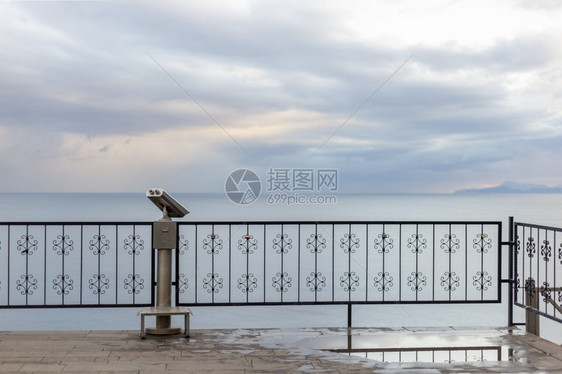 观察安塔利亚土耳其地貌的山脉望远镜和日出片城市图片