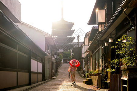 在日本京都老城红伞横田的日本女孩旅游东山神社图片