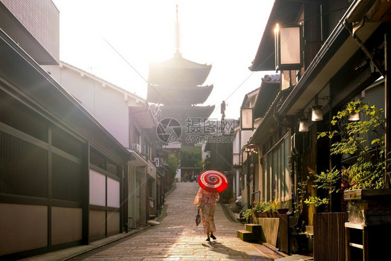 在日本京都老城红伞横田的日本女孩旅游东山神社图片