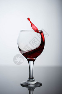 酒厂流动赤霞珠白底黑色灰玻璃杯上一红葡萄酒的喷洒图片