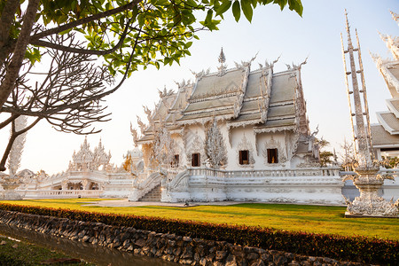 泰国清莱著名的白寺荣坤瓦清莱的白殿工艺宗的图片