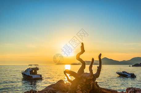 障碍黑山在夏季美丽的日落时海景黑山在夏季的美丽日落旅游海滩图片