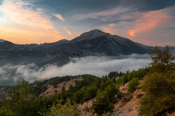 高地雾和云山谷景观日落和云海天空远足图片