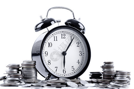 货币用于商业和财务时间的黑色闹钟和一叠硬币的概念市场美元图片