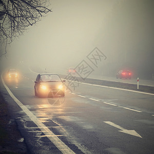 冬季天气恶劣公路轻型车辆上危险汽交通在雾中行驶季节高速公路抽烟图片