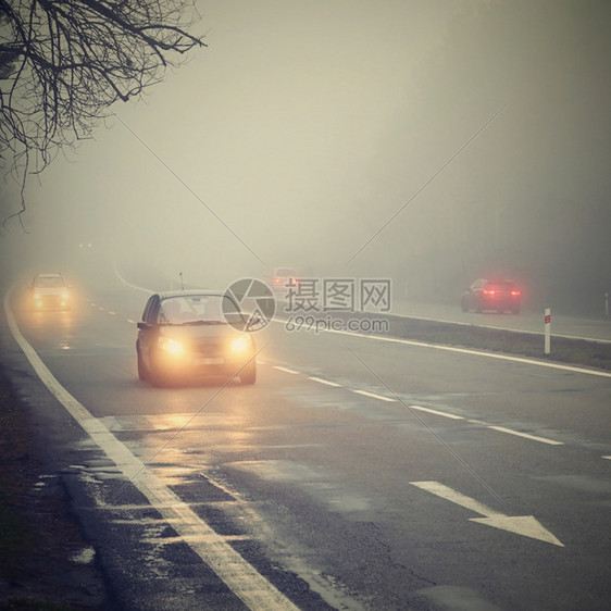 冬季天气恶劣公路轻型车辆上危险汽交通在雾中行驶季节高速公路抽烟图片