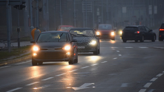 白色的下雨男人冬季天气恶劣公路轻型车辆上危险汽交通在雾中行驶图片