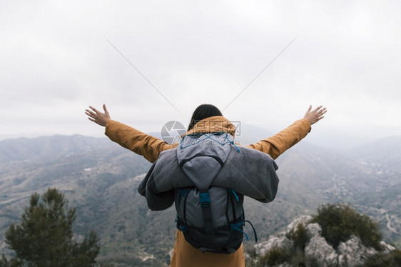 旅行站在山顶上爱的自然界中团结闲暇图片