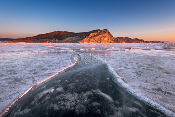 清除上午在俄罗斯Baikal湖Olkhon岛的BayUzur湾西伯利亚冰川图片
