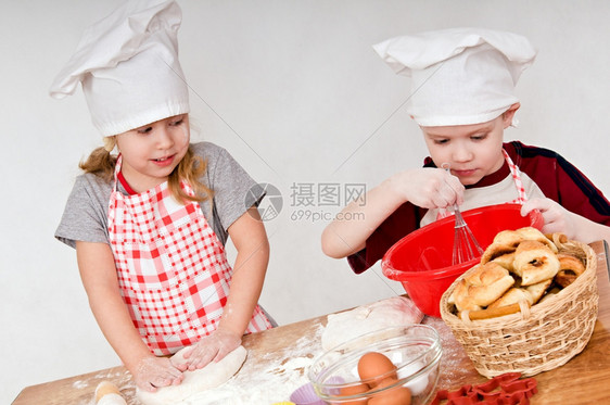 篮子菜肴帽两个孩穿着灰色背景的厨师帽图片