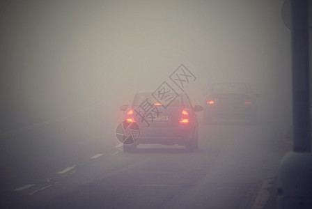 薄雾城市大灯冬季天气恶劣公路上的轻型车辆在雾中危险机动车交通情况也十分危险图片