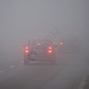 能见度季节运输冬天气恶劣公路上的轻型车辆在雾中危险机动车交通情况也十分危险图片