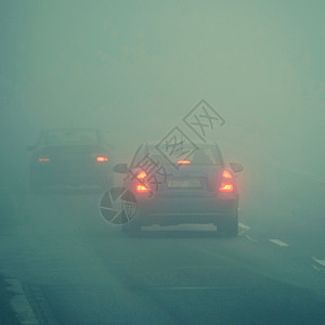 黄色的高速公路湿冬季天气恶劣公路上的轻型车辆在雾中危险机动车交通情况也十分危险图片