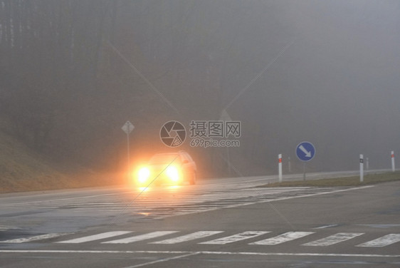 有雾冬季天气恶劣公路上的轻型车辆在雾中危险机动车交通情况也十分危险挡风玻璃街道图片