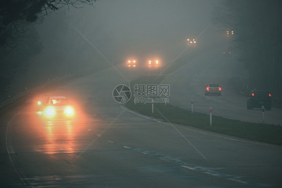 冬季天气恶劣公路上的轻型车辆在雾中危险机动车交通情况也十分危险驾驶汽车有雾图片
