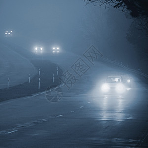 抽烟雨冬季天气恶劣公路上的轻型车辆在雾中危险机动车交通情况也十分危险寒冷的图片