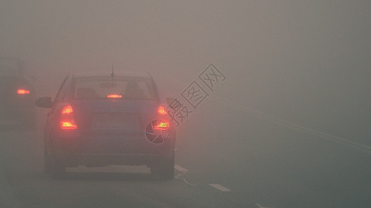 灯迎面而来冬季天气恶劣公路上的轻型车辆在雾中危险机动车交通情况也十分危险晚上背景图片