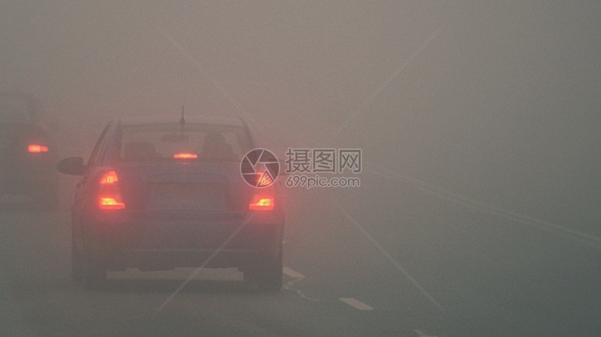 灯迎面而来冬季天气恶劣公路上的轻型车辆在雾中危险机动车交通情况也十分危险晚上图片