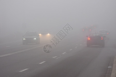 雨黄色的冬季天气恶劣公路上的轻型车辆在雾中危险机动车交通情况也十分危险有雾背景图片