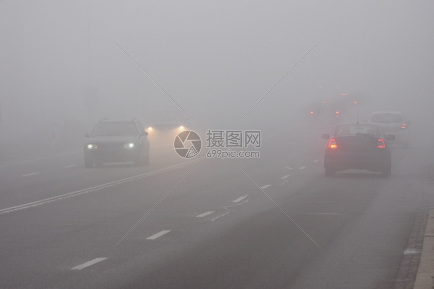 雨黄色的冬季天气恶劣公路上的轻型车辆在雾中危险机动车交通情况也十分危险有雾图片