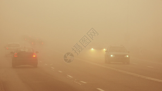 能见度驾驶高速公路冬季天气恶劣公路上的轻型车辆在雾中危险机动车交通情况也十分危险背景图片