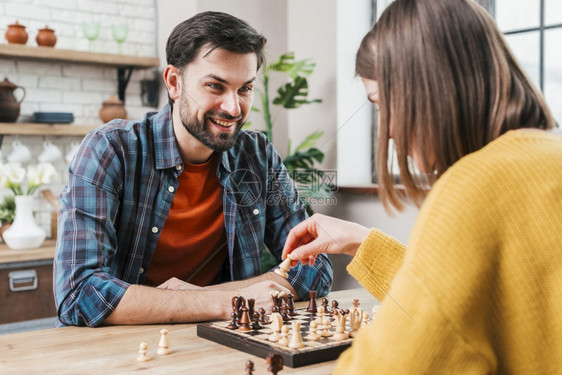 童年美国人职业青男子与妻回家下棋图片