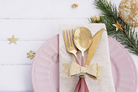 礼物刀空的以粉红色板金弓餐具圆形树枝雪花和星的白粉红鲜青色装饰圣诞桌图片