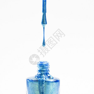有色漂浮蓝指甲油落到白玻璃瓶底强光工作室图片