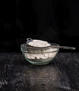 一碗面粉和勺做家庭烘烤用的勺子一碗面粉复制蛋糕生的图片