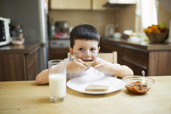 父母食物团结男孩婴儿在家吃早餐图片