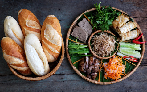 著名的越南食物是banhmithit流行的街头食物来自面包里塞满了生料猪肉火腿梨子蛋和新鲜草药快速地明三治图片