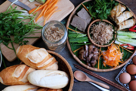 著名的越南食物是banhmithit流行的街头食物来自面包里塞满了生料猪肉火腿梨子蛋和新鲜草药城市越南语生的图片