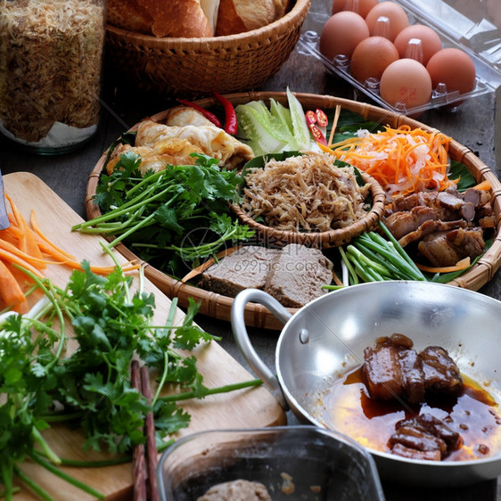 辣椒著名的越南食物是banhmithit流行的街头食物来自面包里塞满了生料猪肉火腿梨子蛋和新鲜草药香菜早餐图片