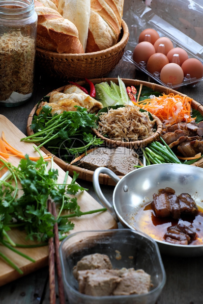 著名的越南食物是banhmithit流行的街头食物来自面包里塞满了生料猪肉火腿梨子蛋和新鲜草药快速地明黄瓜图片