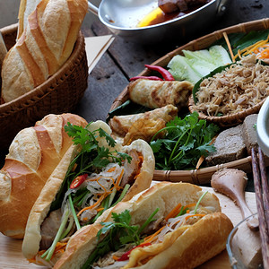 街头食品美味的绿色著名越南食物是banhmithit流行的街头食物来自面包里塞满了生料猪肉火腿梨子蛋和新鲜草药图片