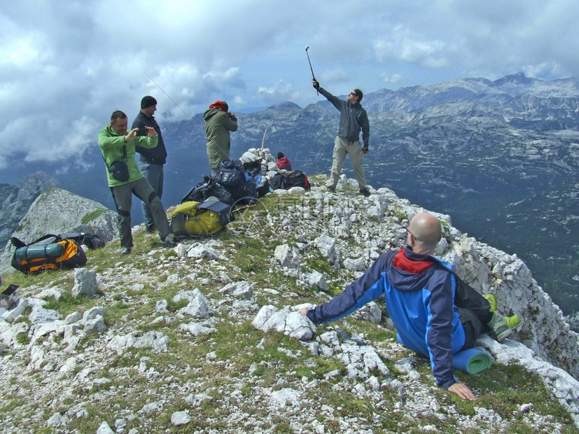 一群游客为山顶而欢欣鼓舞游客在山顶拍照人们在COVID19隔离后前往坐骑人们在隔离后前往坐骑放松假期户外图片