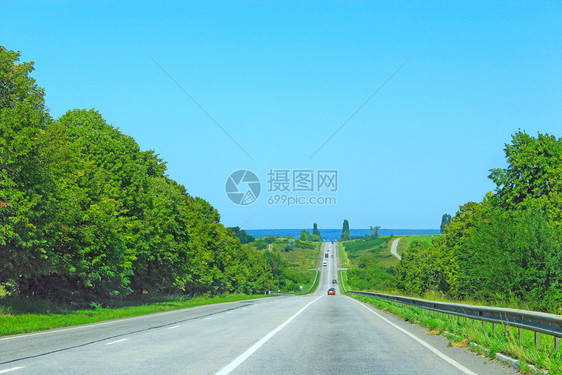 高速公路Asfalt两边有分隔条和自然景观旅行目的地程Askalt道路概念与两边有分隔条和地貌旅行概念路线速度打标边图片