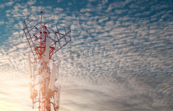 沟通信号蓝色的天白云背景电信塔蓝天线无电和卫星杆通信技术电行业移动或电信4g网络图片