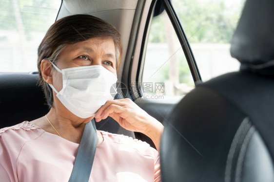 汽车里戴口罩预防的女乘客图片
