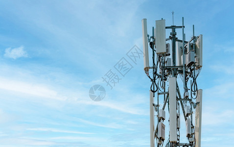 移动的工程蓝天背景电信塔线无电和卫星杆通信技术电行业移动或电信4g网络电信行业塔架图片