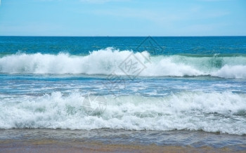 荒野金的泡沫12月在亚洲斯里兰卡南部省的天堂海滩上美丽的波浪在12月于亚洲的斯里兰卡南部省图片