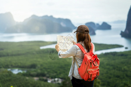 悬崖亚洲女旅行者背面的亚洲女旅行者寻找与背包者一起旅行的在同一个nangchee观景点旅行和假日概念的奇妙地貌景观中恩加芝图片