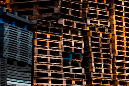 在工厂仓库中堆放的工业木材托盘货运和航概念出口交付工业WoodToldlet机架用于出口交货工业Wooden工厂货盘仓储库欧元商图片