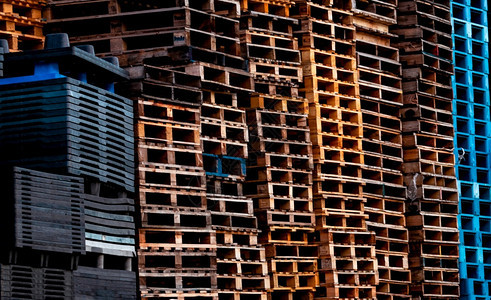 在工厂仓库中堆放的工业木材托盘货运和航概念出口交付工业WoodToldlet机架用于出口交货工业Wooden工厂货盘仓储库贮存行图片