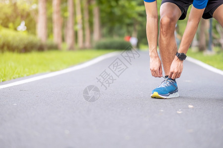 夏天自然在公园户外露天运动带领鞋的男青年子运动员跑步男子准备在上午运动健康的生活方式和锻炼概念中运行和慢跑衬衫图片