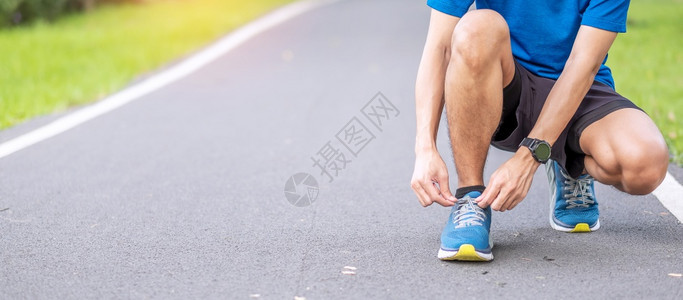 蓝色的自然竞技在公园户外露天运动带领鞋的男青年子运动员跑步男子准备在上午运动健康的生活方式和锻炼概念中运行和慢跑图片