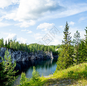 季节树木植物KareliaRocks大理石峡谷景观MarbleCanyon松树边悬崖缘的MarbleCarylian山Ruske图片