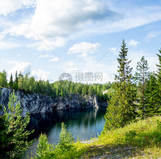 季节树木植物KareliaRocks大理石峡谷景观MarbleCanyon松树边悬崖缘的MarbleCarylian山Ruske图片