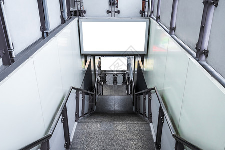 复制途径盒子空板广告牌准备在空中火车站楼梯室外的上为客户信息服务提供新的广告商业营销概念以及图片