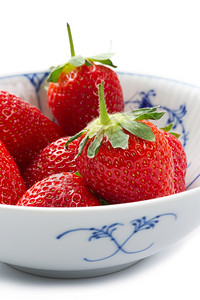 蓝和白瓷锅碗全新苏鲜成熟的红草莓配有绿树枝作为健康甜点或零食b蓝和白覆盆服务浆果甜美图片